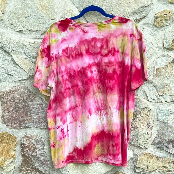 Modern upcycled ice tie dyed nike tee shirt - Picture 4 of 6